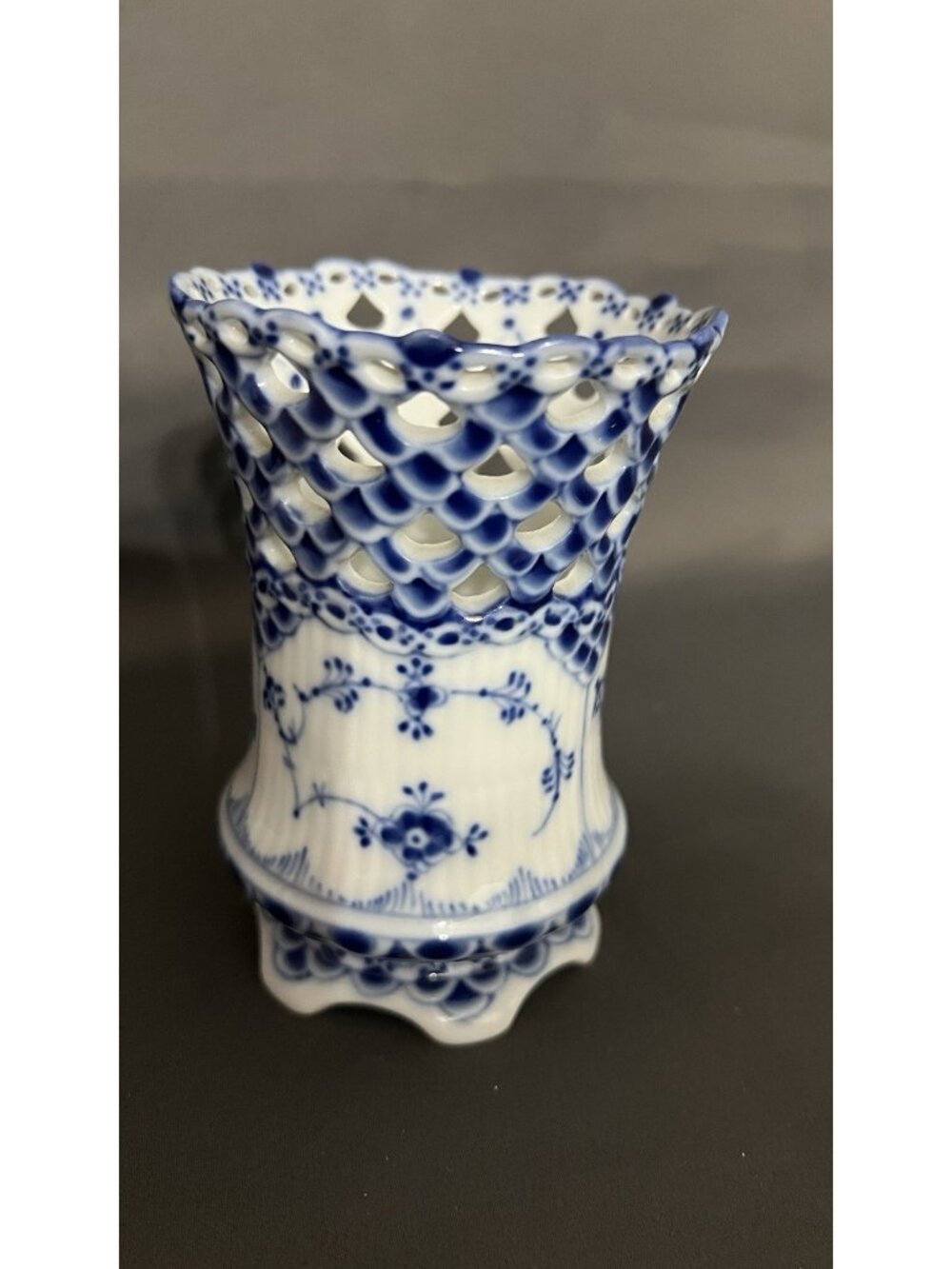 Royal Copenhagen Blue Fluted Full Lace Vase 370 Hand Painted Denmark Porcelain - Picture 4 of 5